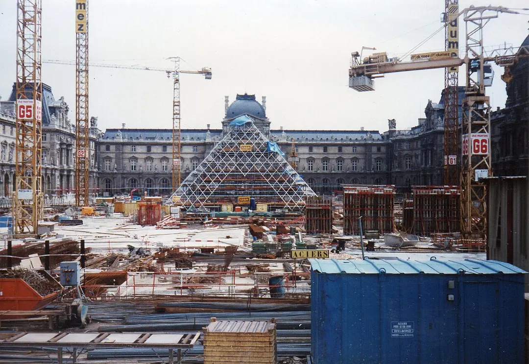 Pyramide im Louvre