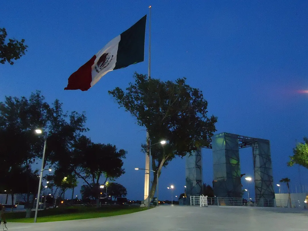Bandera Monumental