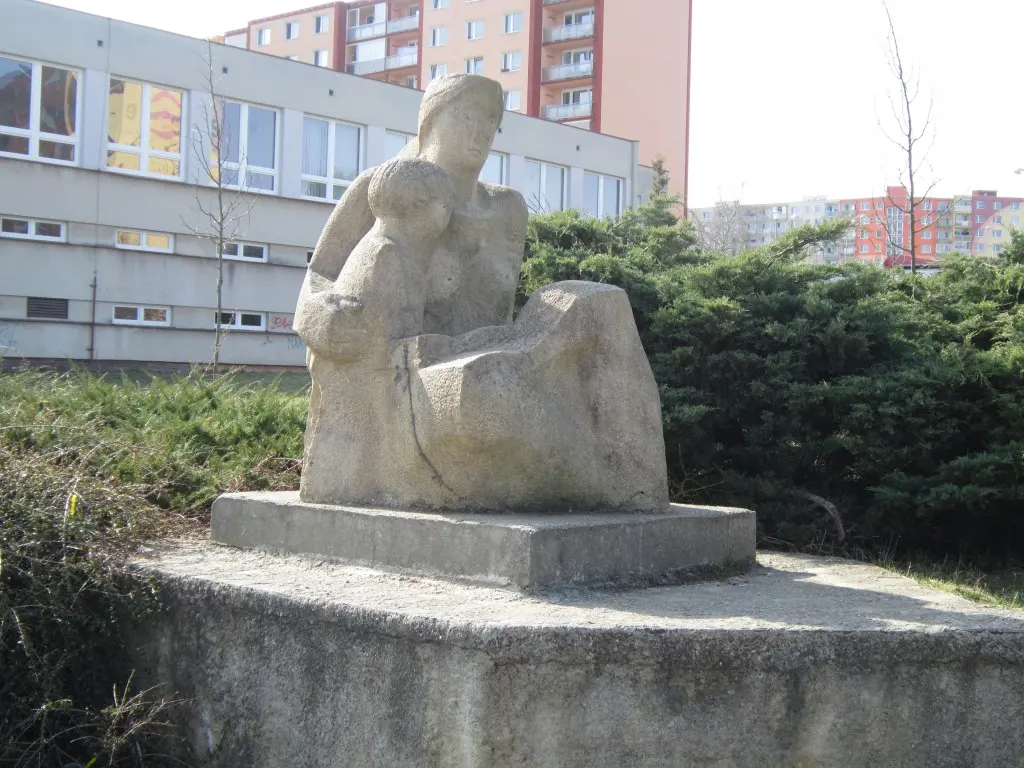 Sedící žena a dítě