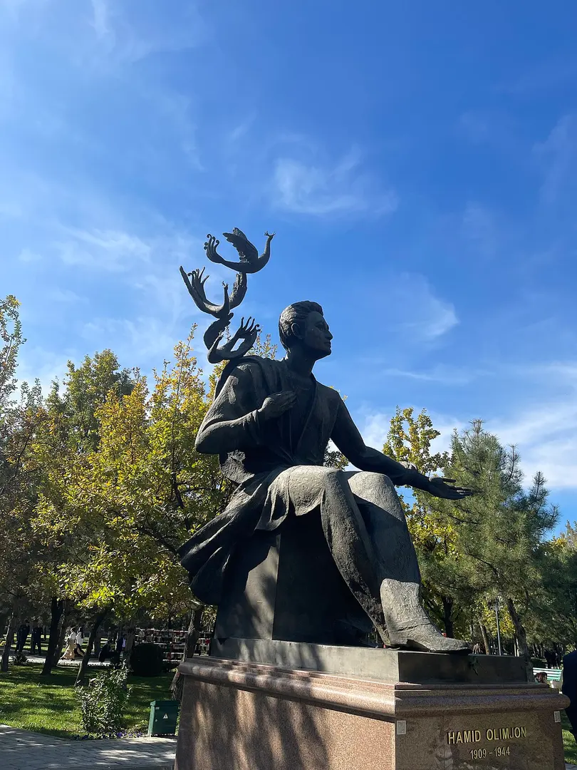 Hamid Olimjon monument