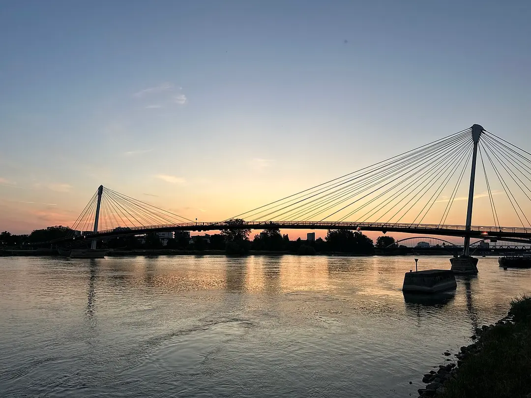 Brücke der zwei Ufer