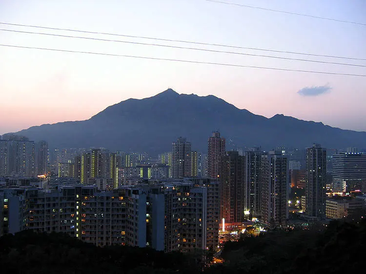 青山 Castle Peak