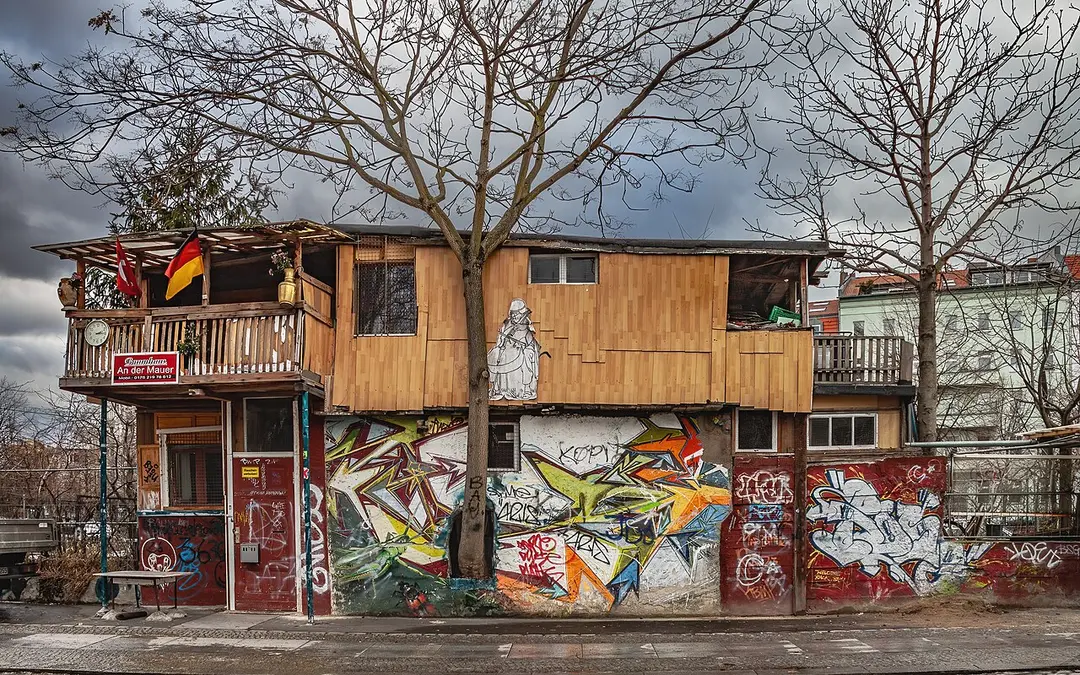 Baumhaus an der Mauer