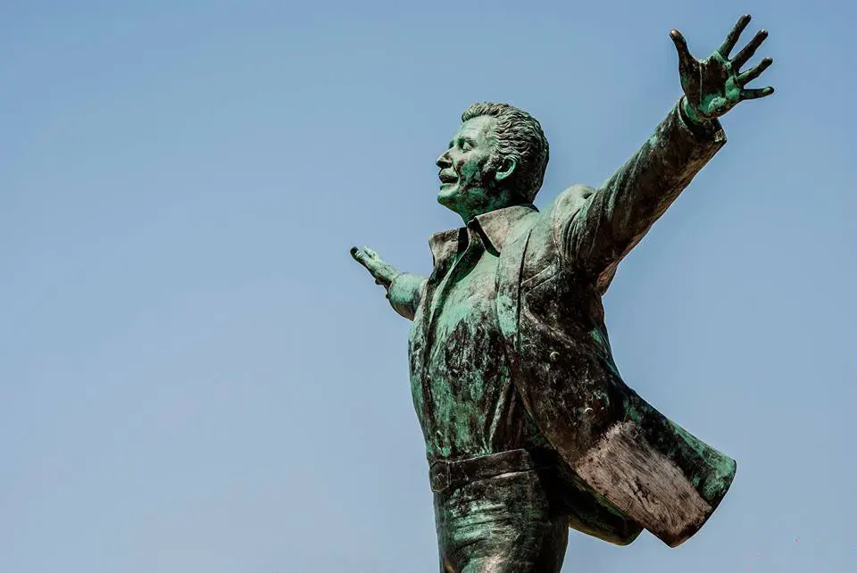 Monumento a Domenico Modugno