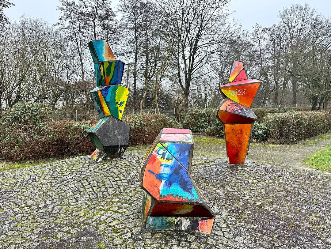 Farbige Plastiken