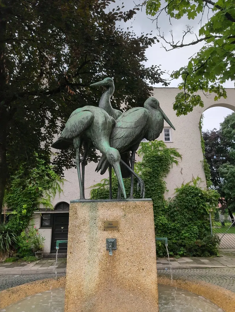Brunnen mit Storchengruppe