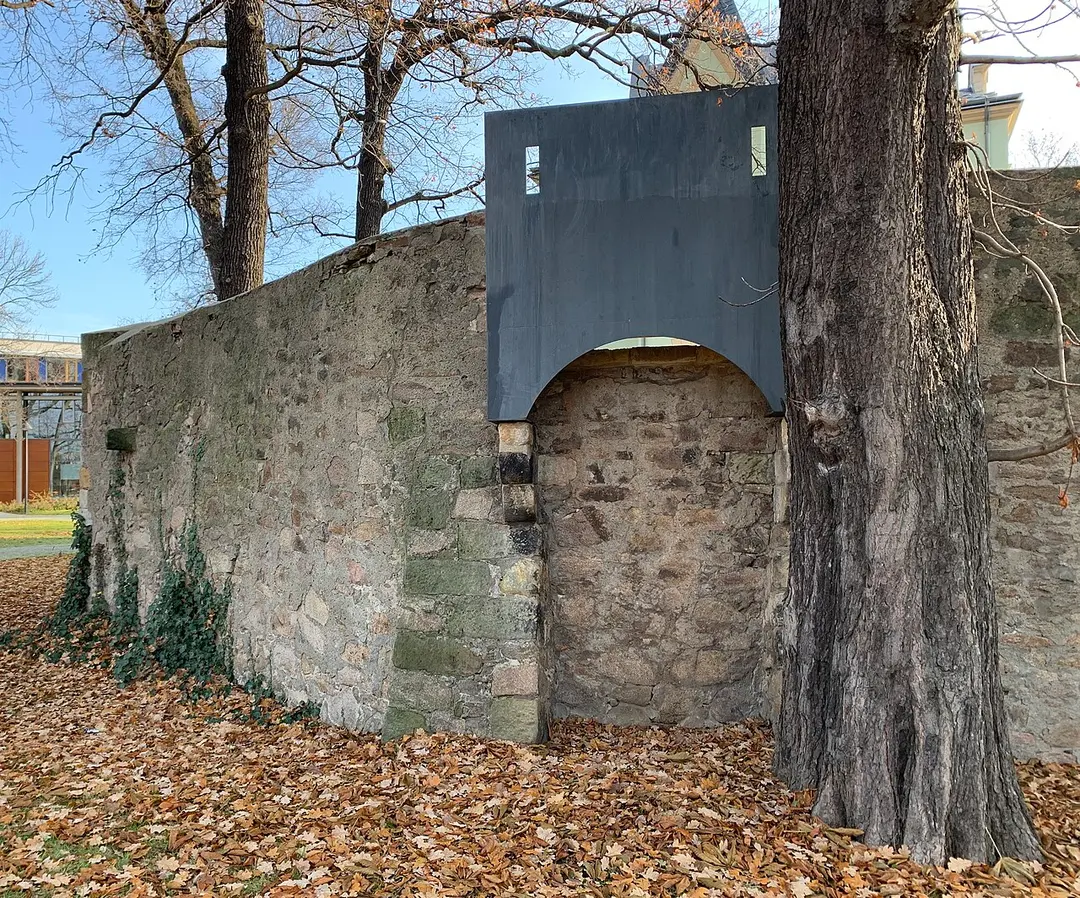 Mauerreste einer Burganlage Karrasstraße 4 (hinter)