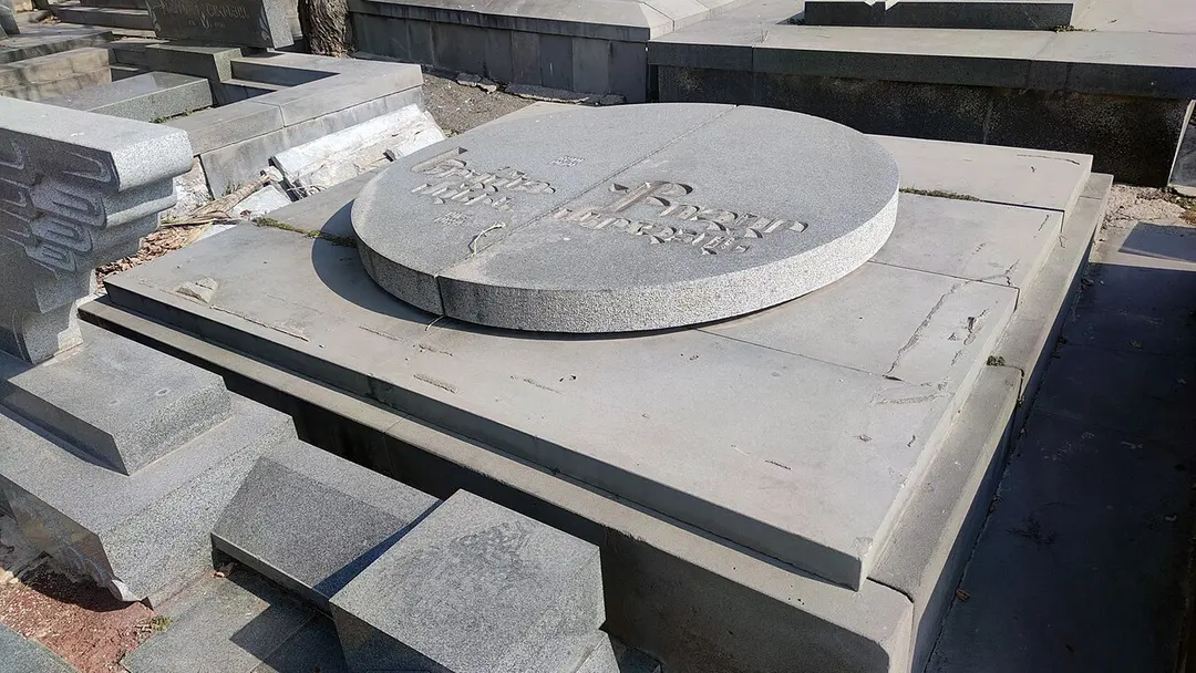 Tokhmakh cemetery