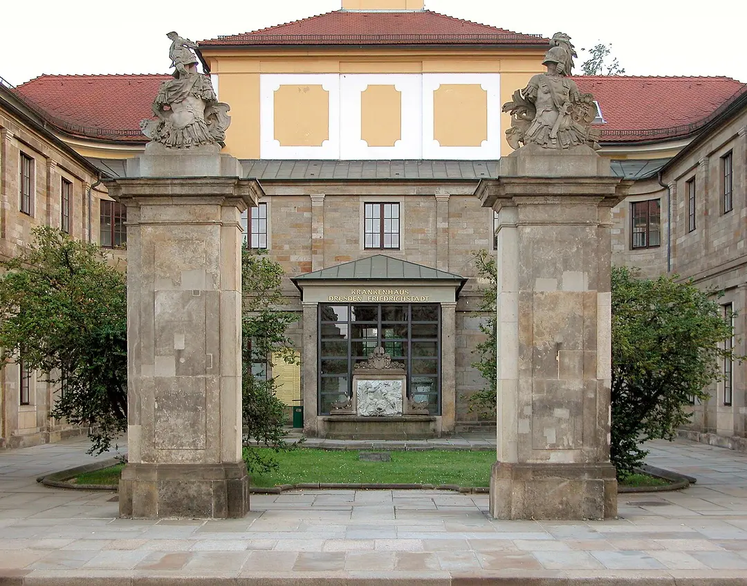 Hochreliefbrunnen