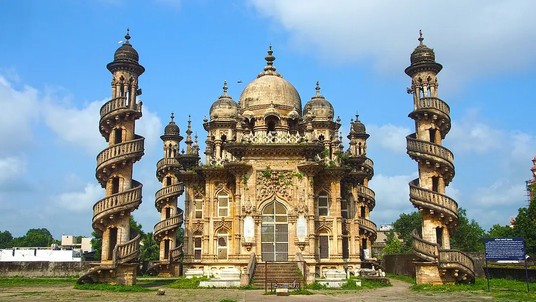 Mahabat Maqbara