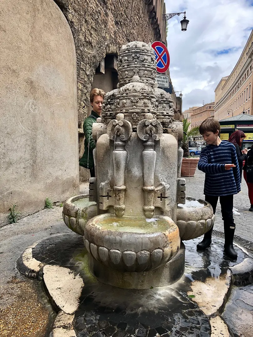 Fontana delle Tiare