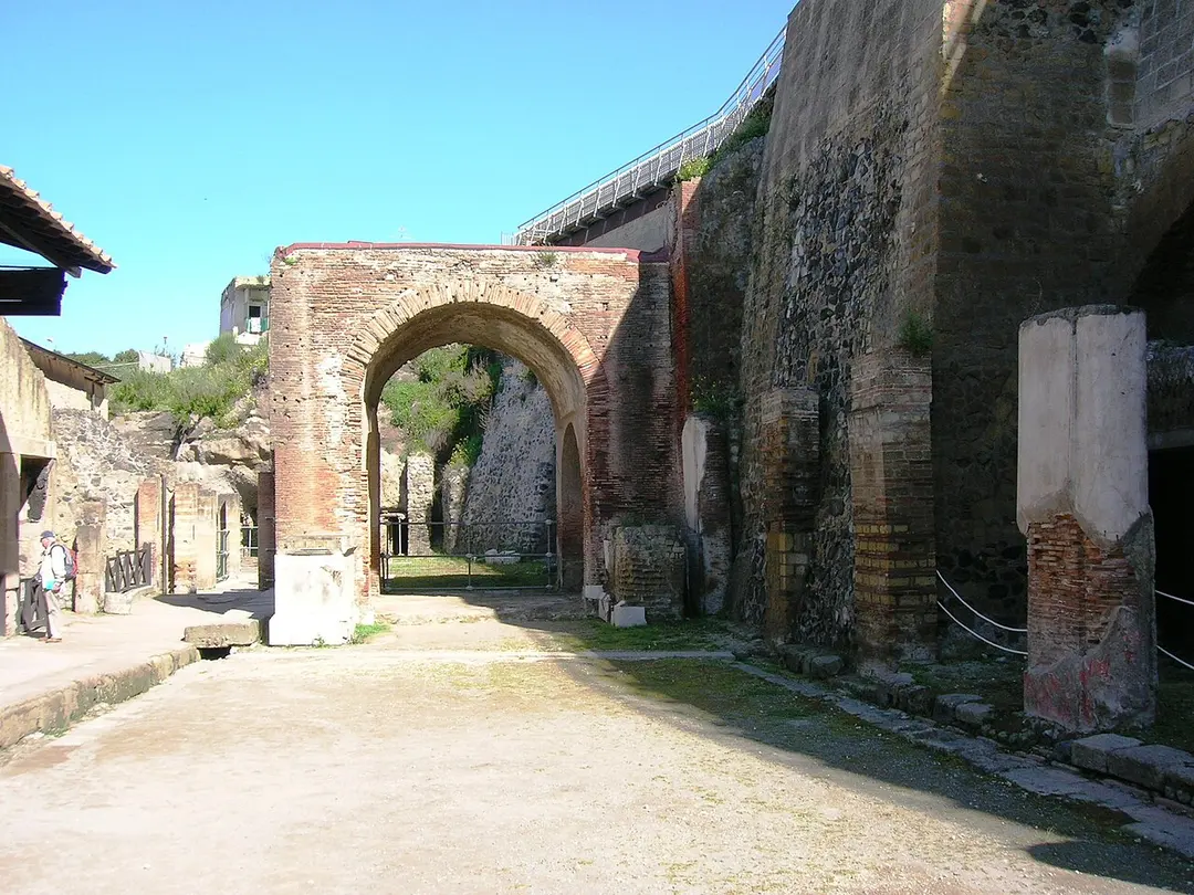 Arco de acceso al Foro