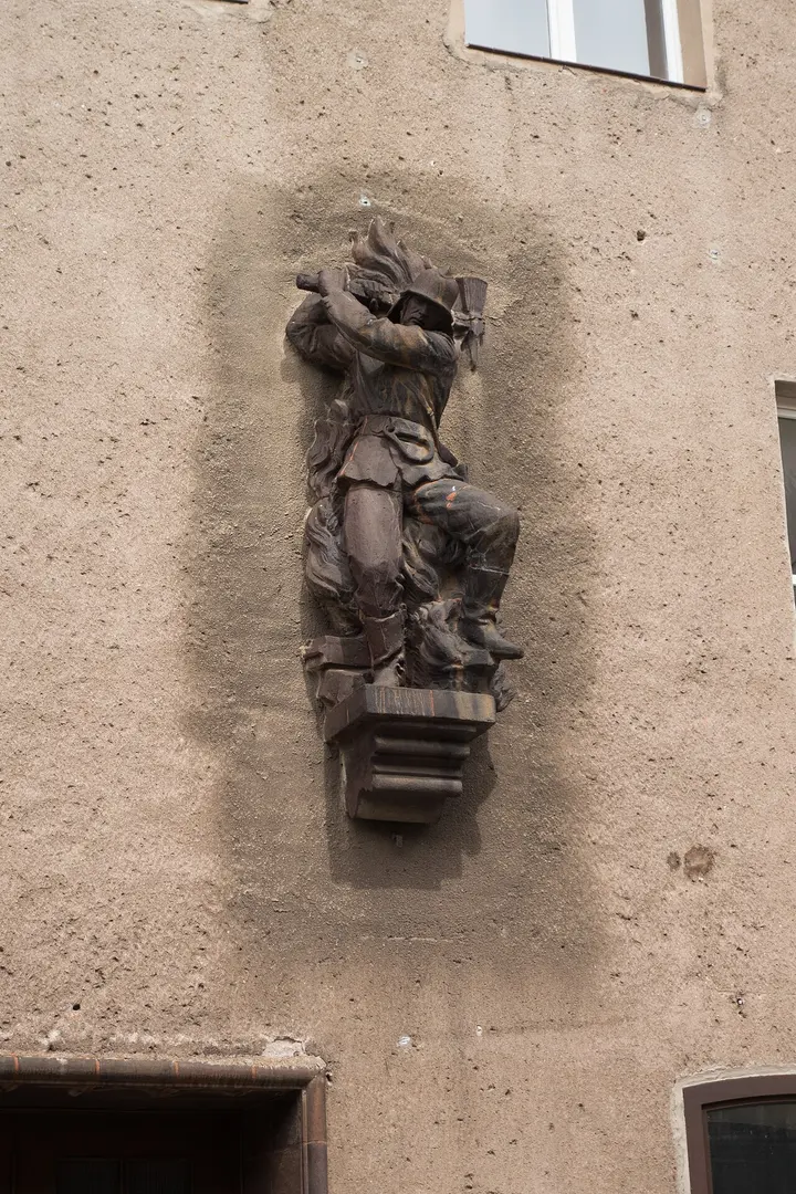 Plastik eines Feuerwehrmanns