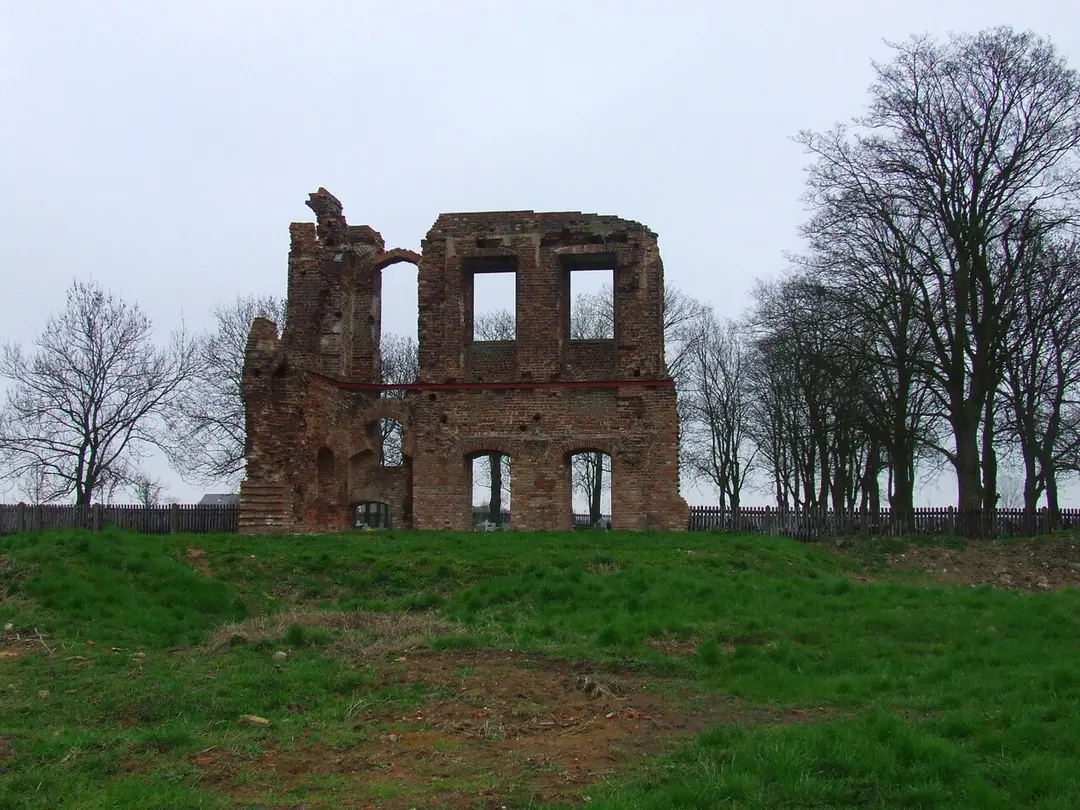 Ruiny pałacu Opalińskich