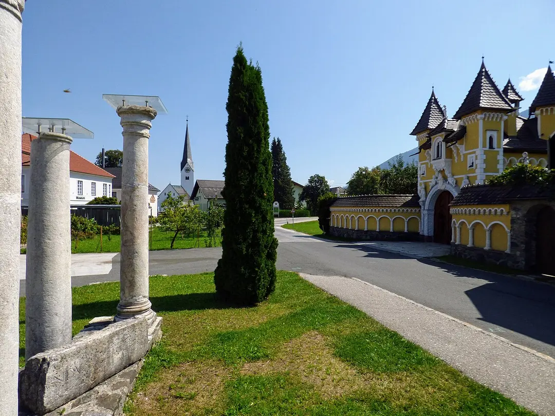 Architekturteile eines antiken Tempels