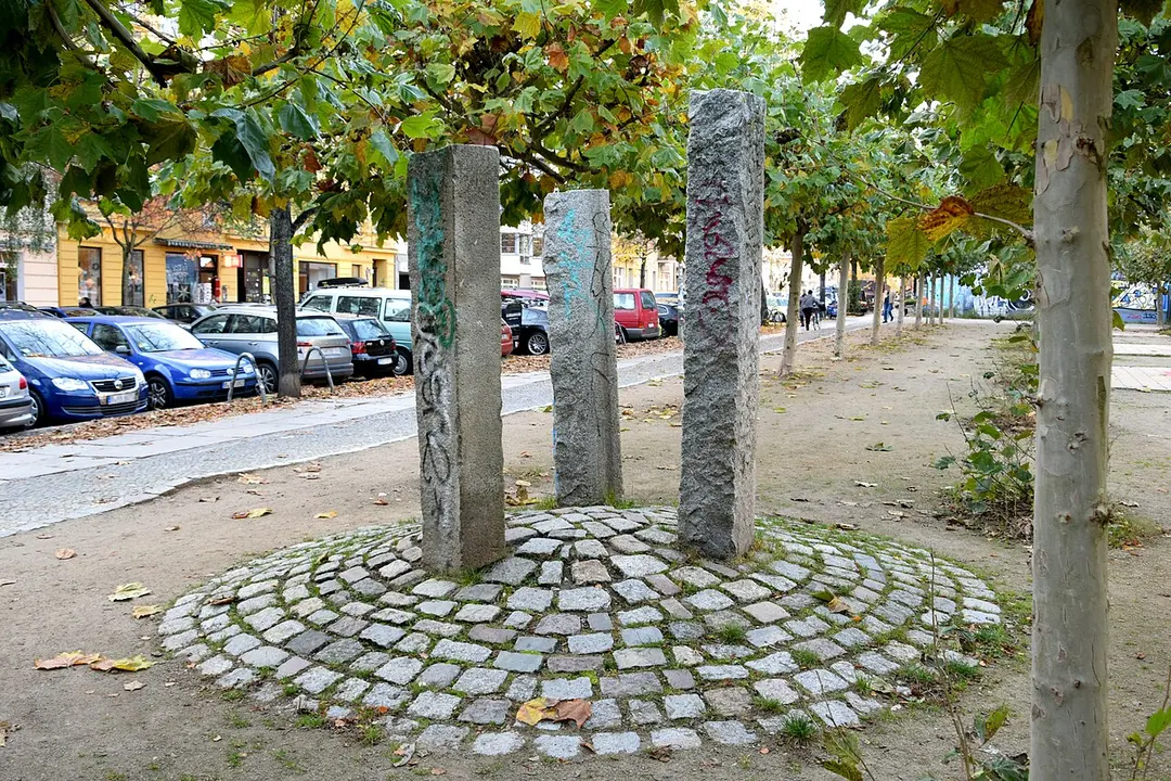 Drei Stelen