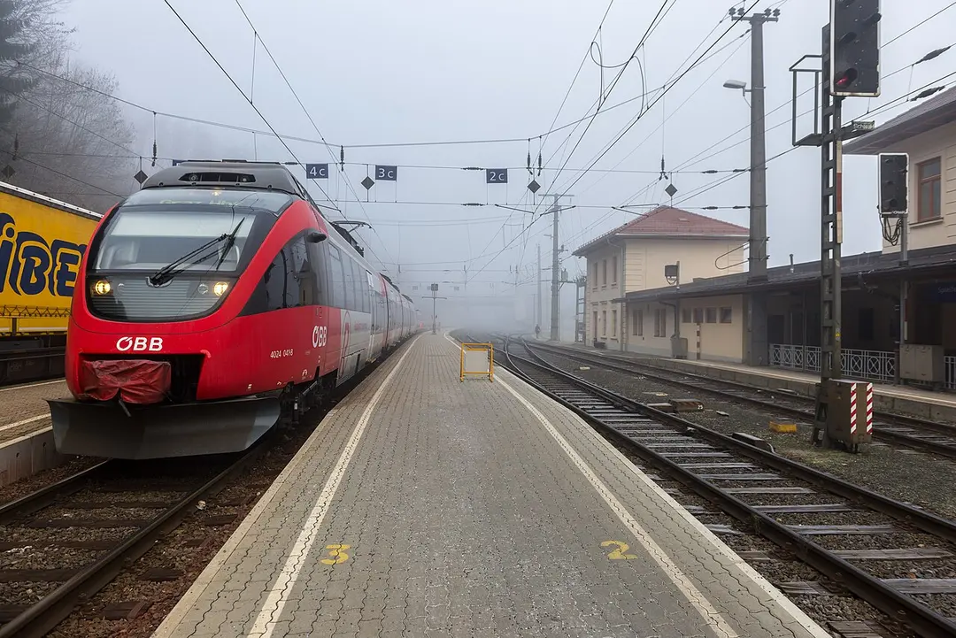 Spielfeld-Straß railway station