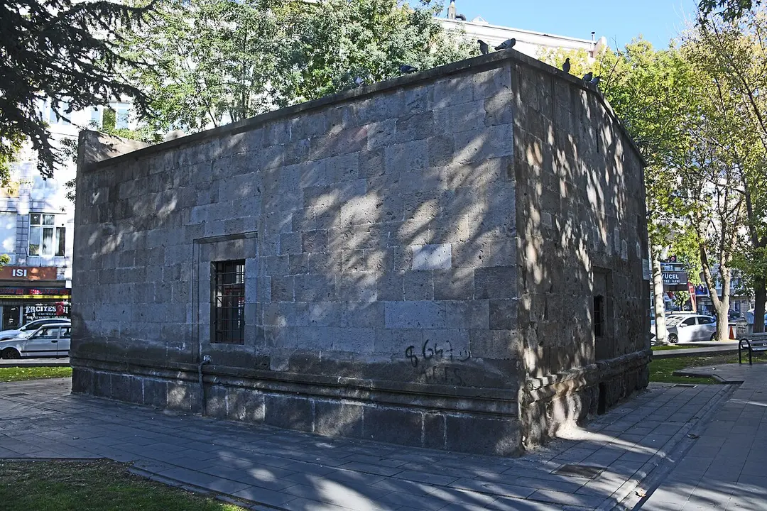 Emir Şahap Türbesi