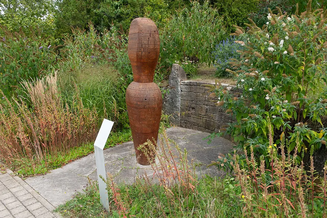Belebte Wildbienenskulptur mit Bienengarten