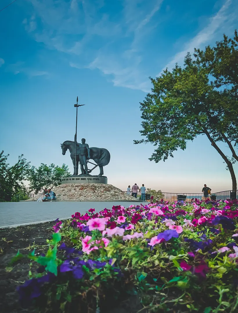Первопоселенцу города