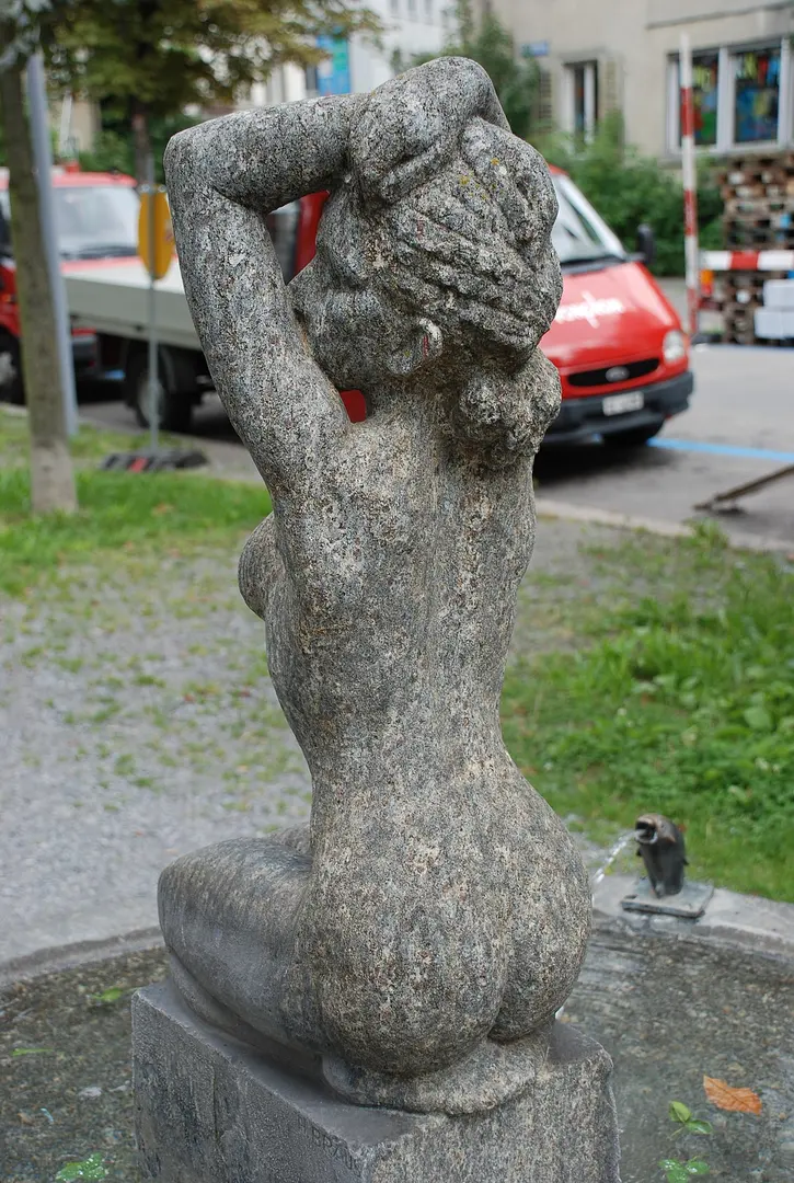 Brunnen "Kniendes Mädchen"