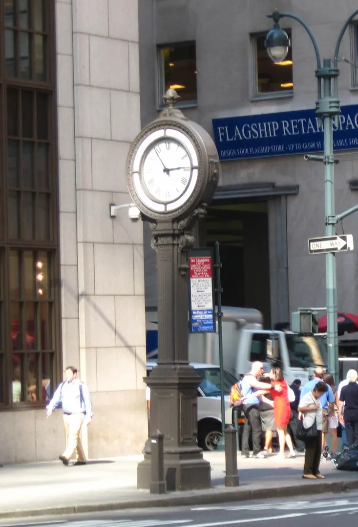 Sidewalk Clock at 522 5th Avenue