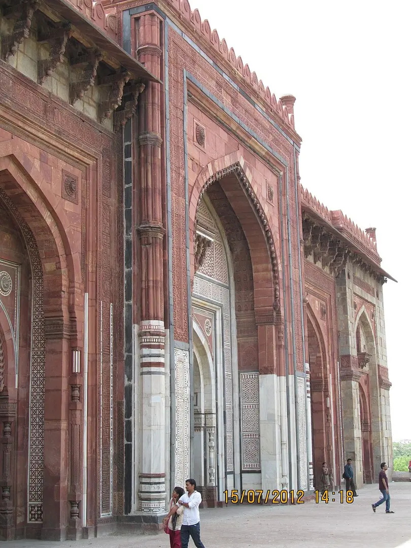Qila-i-Kuhna Mosque