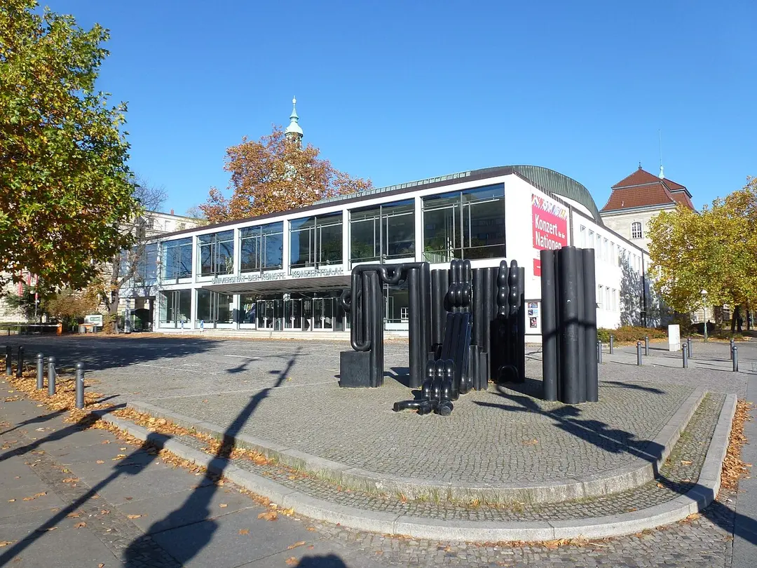 Schwarze PVC-Skulptur