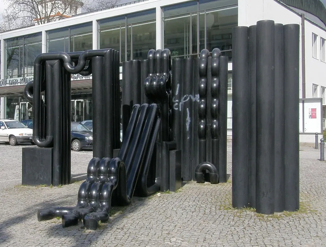 Schwarze PVC-Skulptur