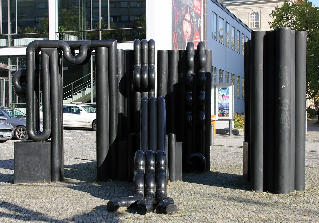 Schwarze PVC-Skulptur