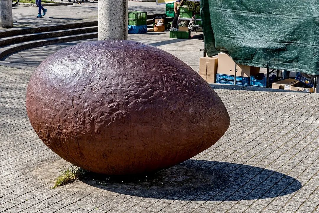 Herz auf Säule mit Ei
