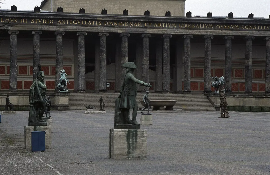 Granitschale im Lustgarten