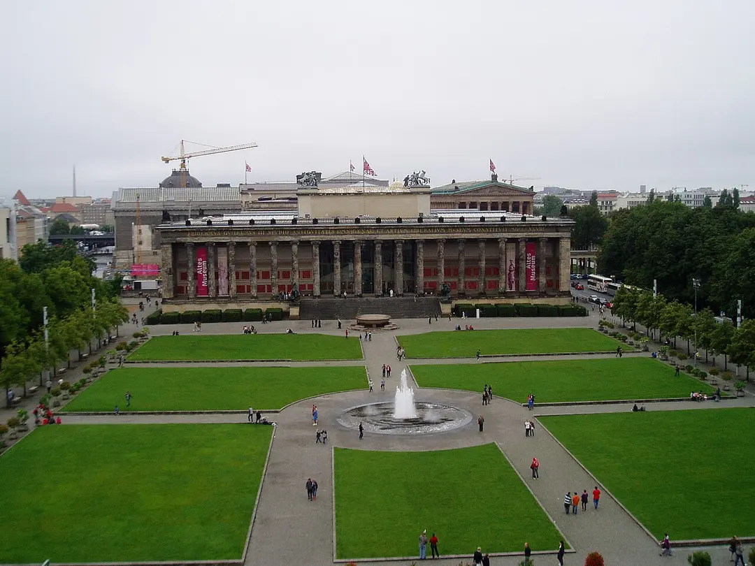 Granitschale im Lustgarten