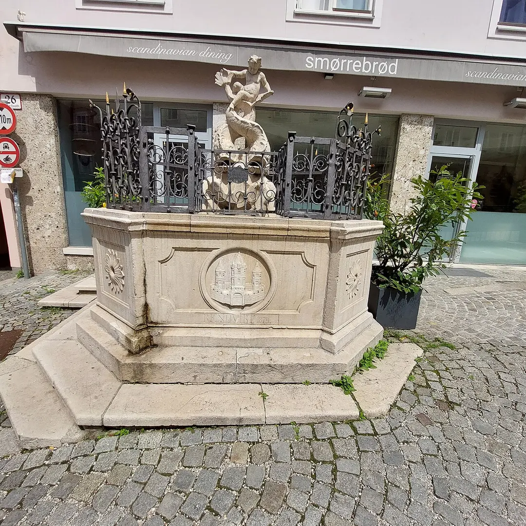 Delphinbrunnen