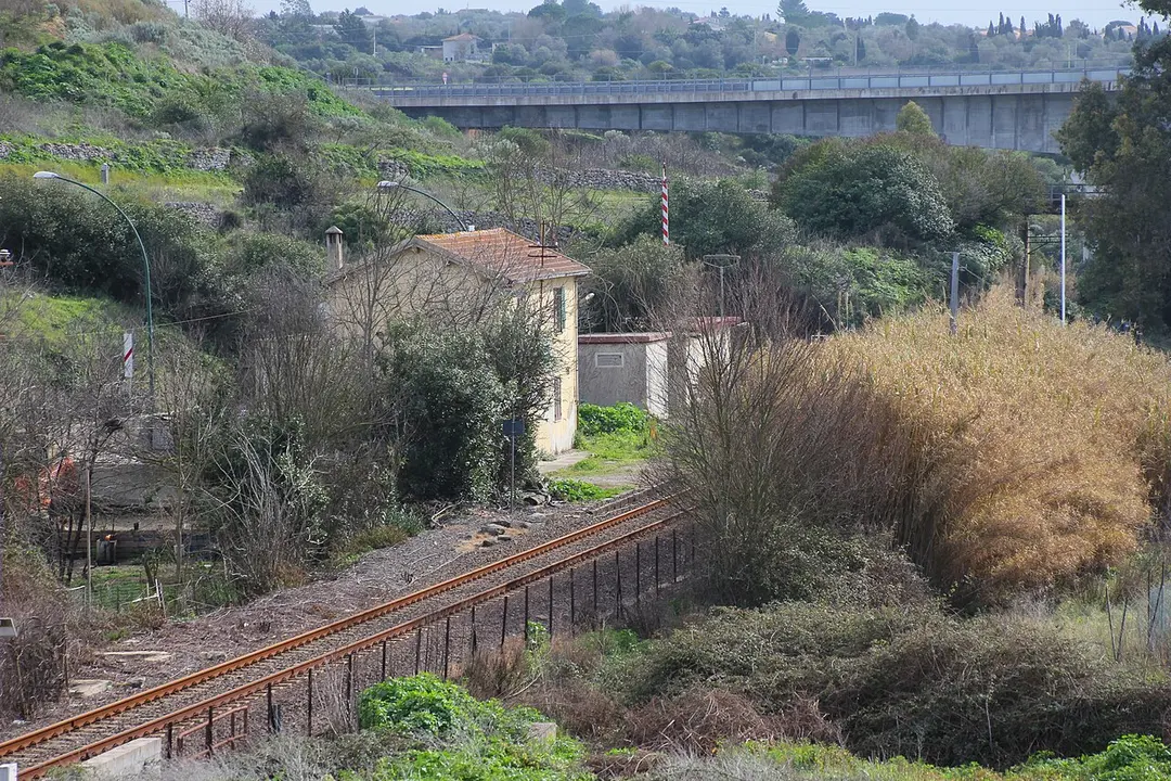 Caniga railway station