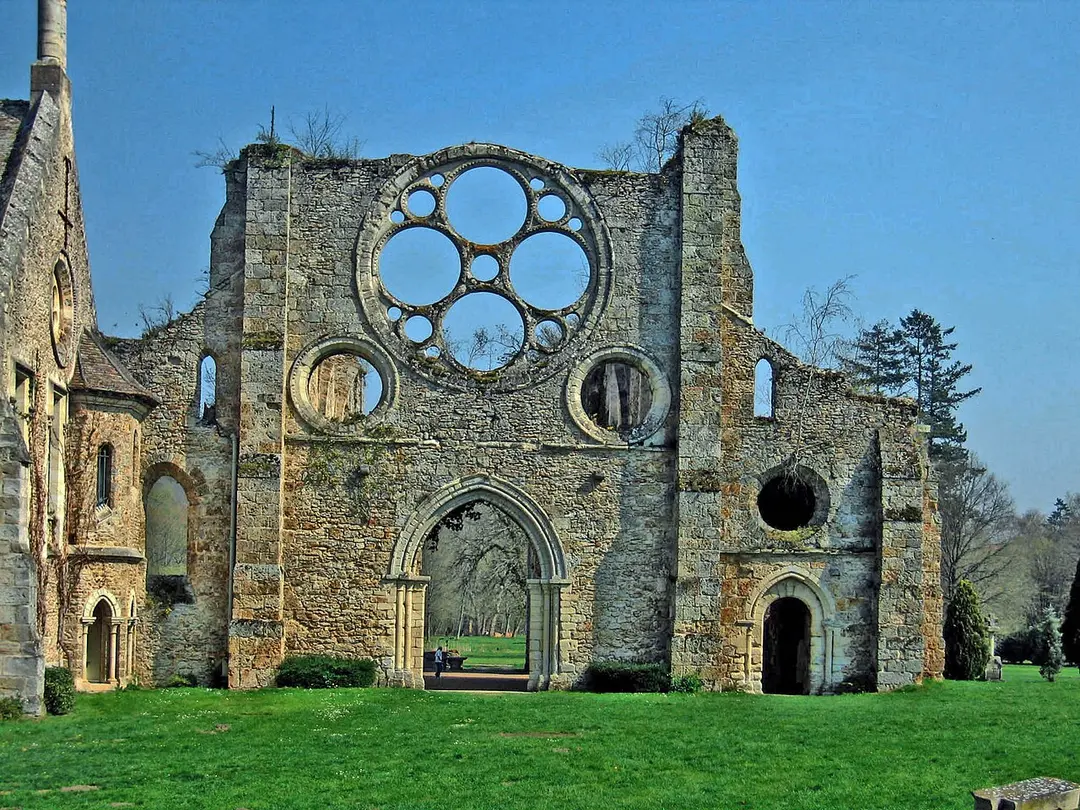 Domaine de l'ancienne abbaye des Vaux de Cernay (également sur commune de Auffargis)
