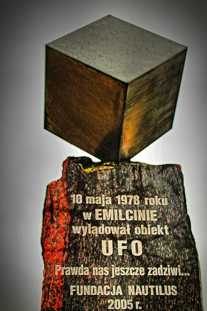 Pomnik UFO w Emilcinie