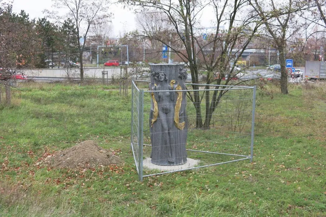 Plastický objekt s figurálními reliéfy