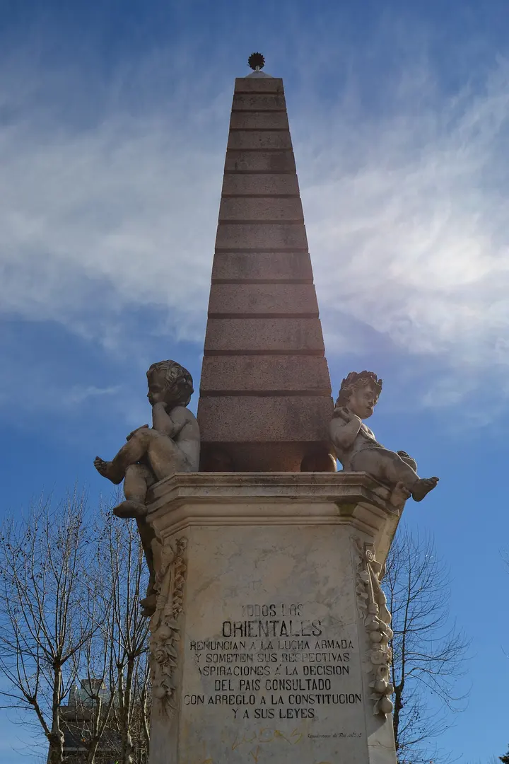 Pirámide a la Paz de Abril