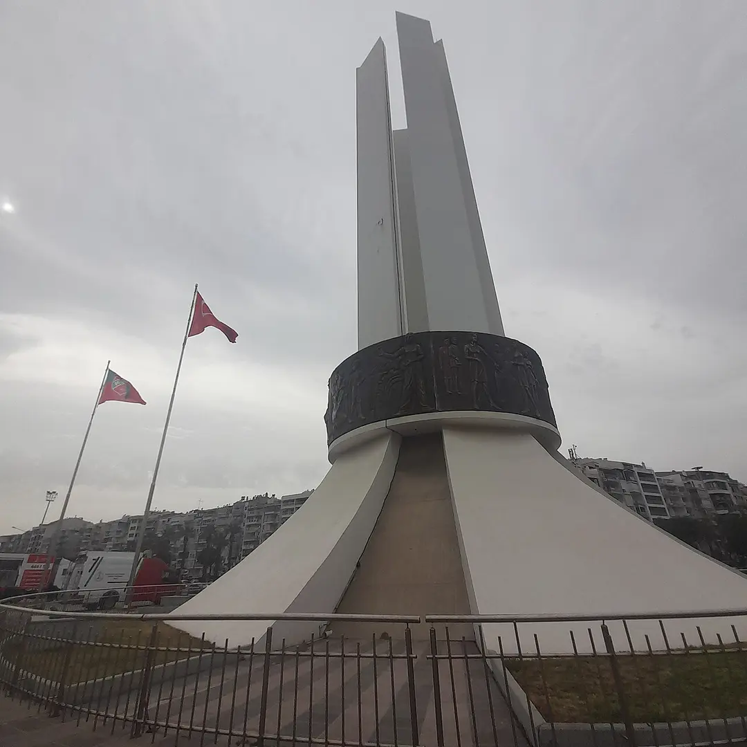 Atatürk, Annesi ve Kadın Hakları Anıtı