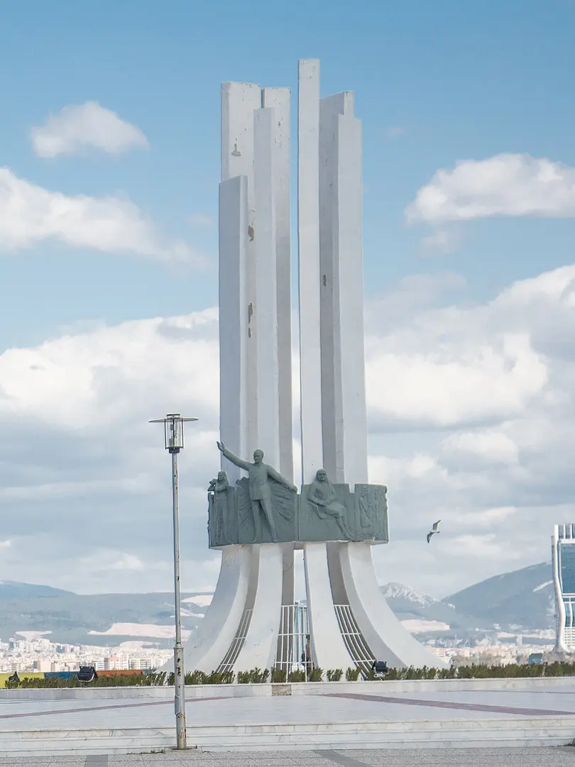Atatürk, Annesi ve Kadın Hakları Anıtı