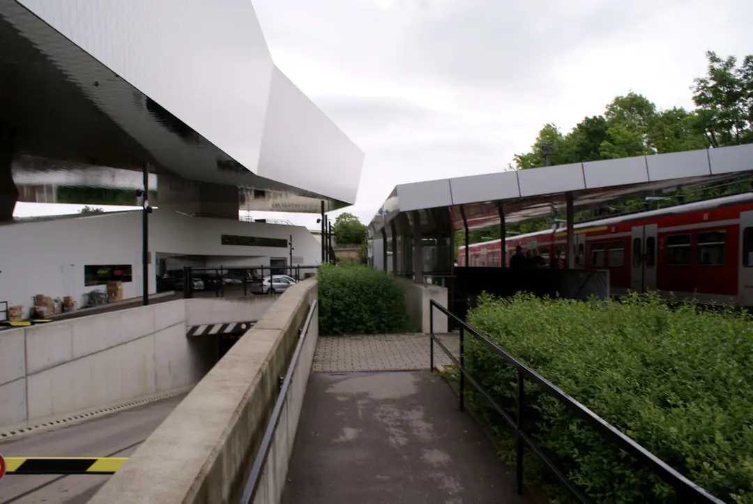 Bahnhof Stuttgart Neuwirtshaus (Porscheplatz)
