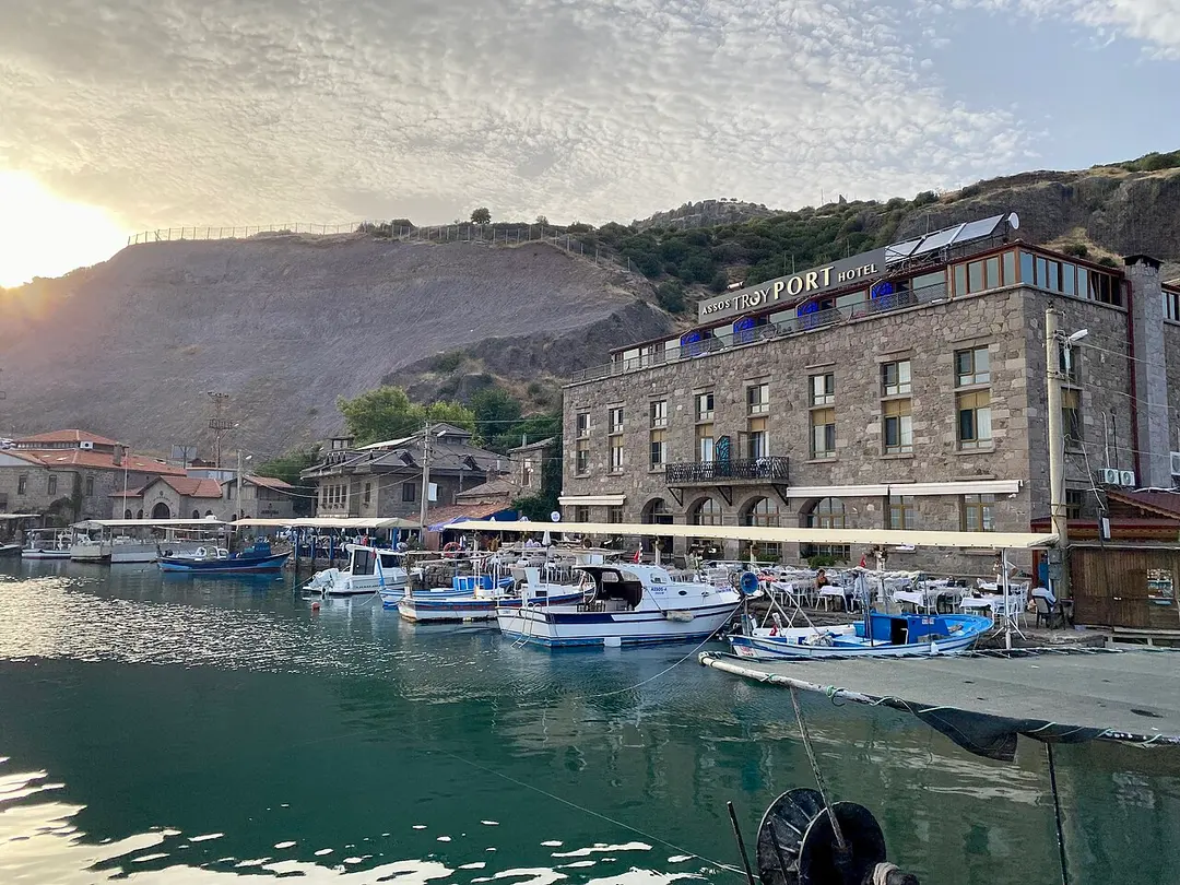 Assos