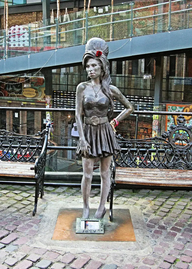 Amy Winehouse Statue