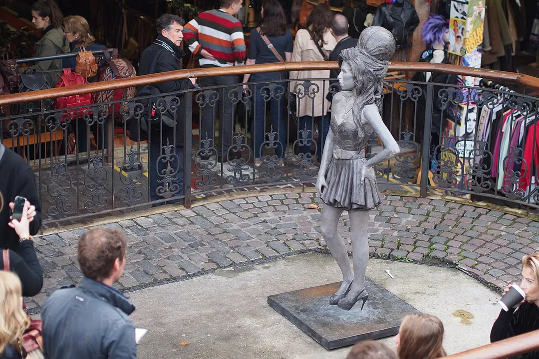 Amy Winehouse Statue