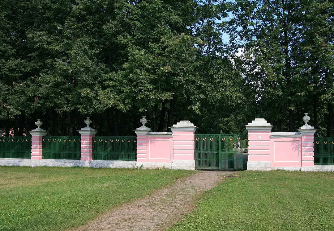 Большая каменная оранжерея