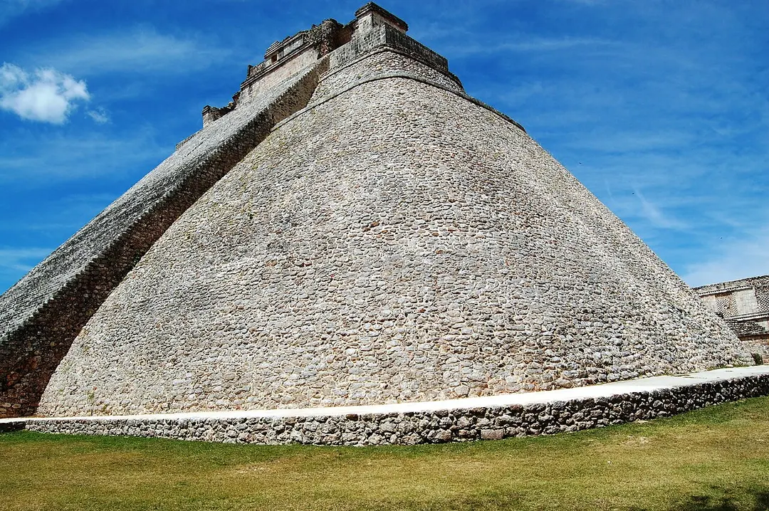 Adivino-Pyramide