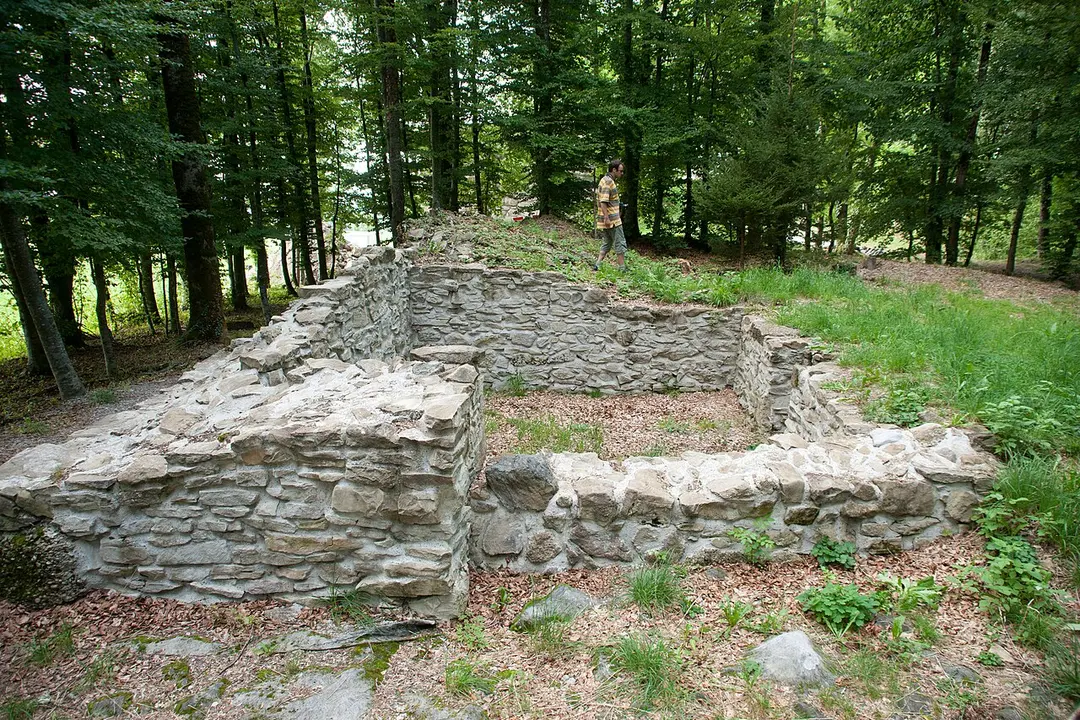 Bossonnens, Burg- und Stadtruinen