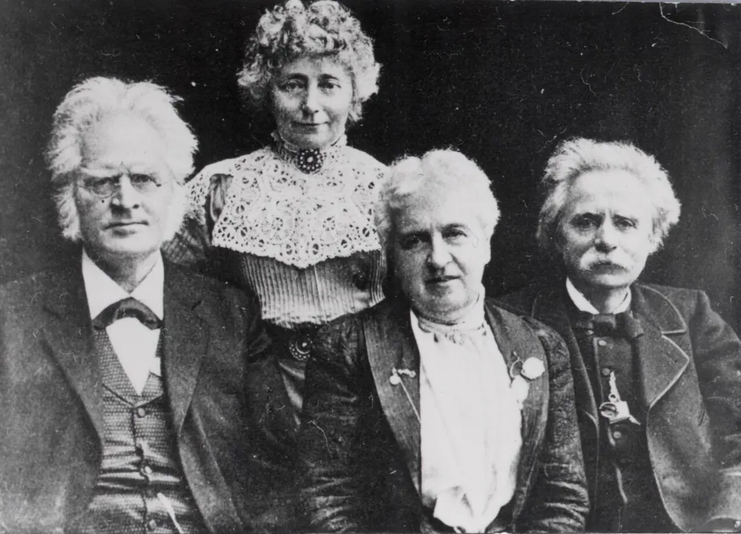 Bjørnstjerne Bjørnsons grav og Karoline, Johanne, Elisabeth